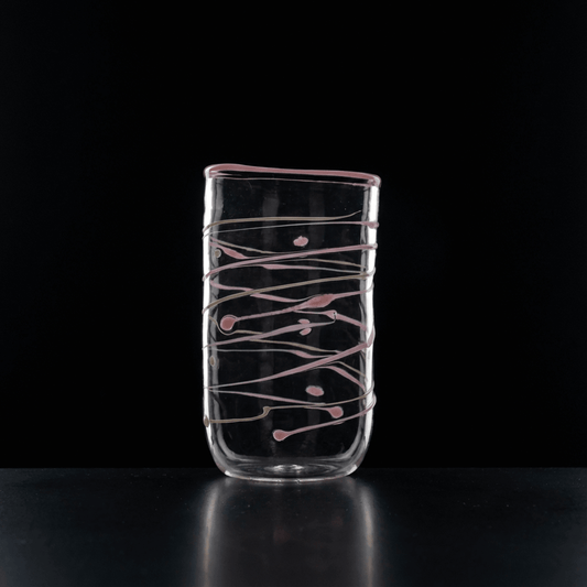 Wasserglas Tumbler mit rosa Linien auf schwarzem Hintergrund