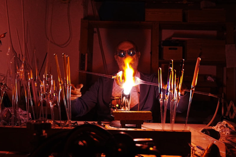 Herstellung vom Rotweinglas am Brenner